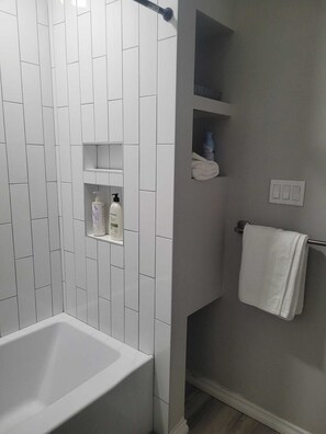 Hair dryer, towels, soap, shampoo - Modern, cozy 2 bedroom suite in SW Edmonton close to the airport. (Edmonton)