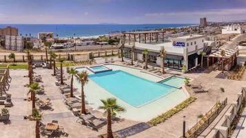 Outdoor pool, a heated pool