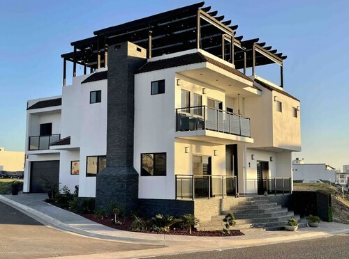 VILLA BLANCA Luxury property,180° Ocean Views.