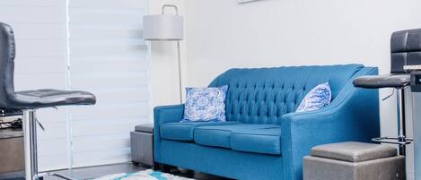 Smart-tv, eldstad, tv-spel och ett bordtennisbord