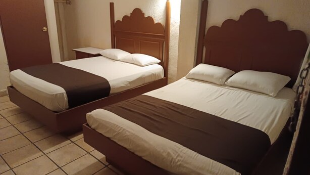 Basic Double Room | WiFi (free) - Hotel Cazadores (Nuevo Laredo)
