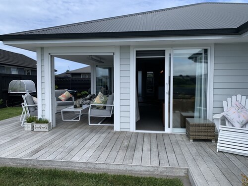 Papamoa Paradise – Sun, Sand & Style!