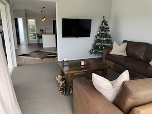 Smart TV, stereo, computer monitors - Papamoa Paradise – Sun, Sand & Style! (Papamoa)
