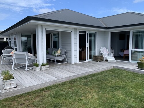 Papamoa Paradise – Sun, Sand & Style!