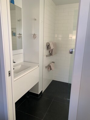 Een douche, een haardroger, handdoeken, zeep