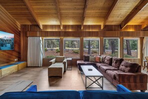 Smart TV, fireplace - Beautiful Golf Home in Black Butte Ranch Oregon (Sisters)