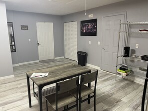 Dining - Safe, quiet, clean, comfortable Studio in the up and coming city of Auburndale (Auburndale)