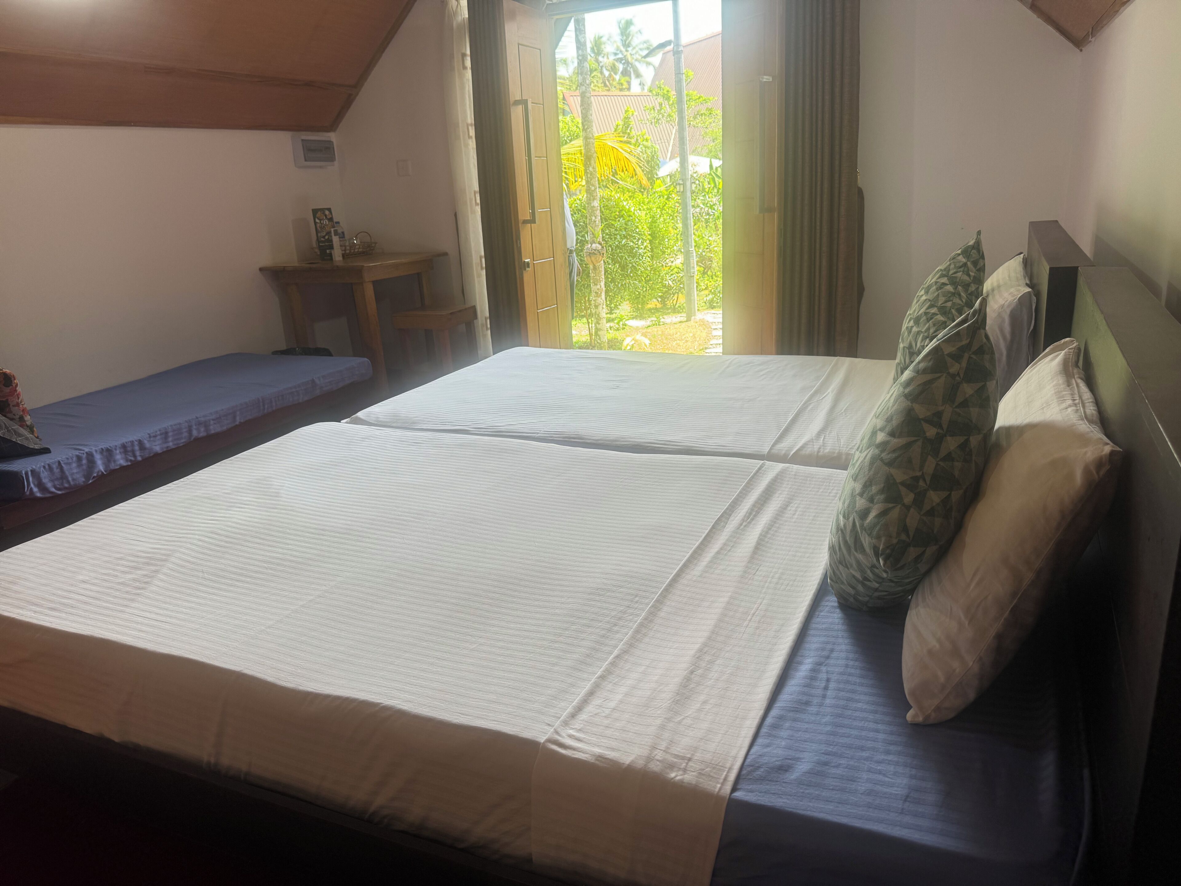 Doppel- oder Zweibettzimmer, Poolblick | Bettwäsche aus ägyptischer Baumwolle, hochwertige Bettwaren