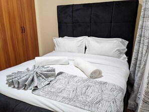 Ropa de cama de alta calidad, camas con efecto memoria y escritorio 