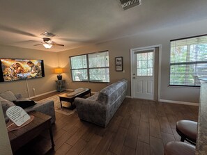 Smart TV - Hidden Spring Run • Elevated Views • 2 Kings • 75" Smart TV • kayaks • Game Rm (Spring Hill)