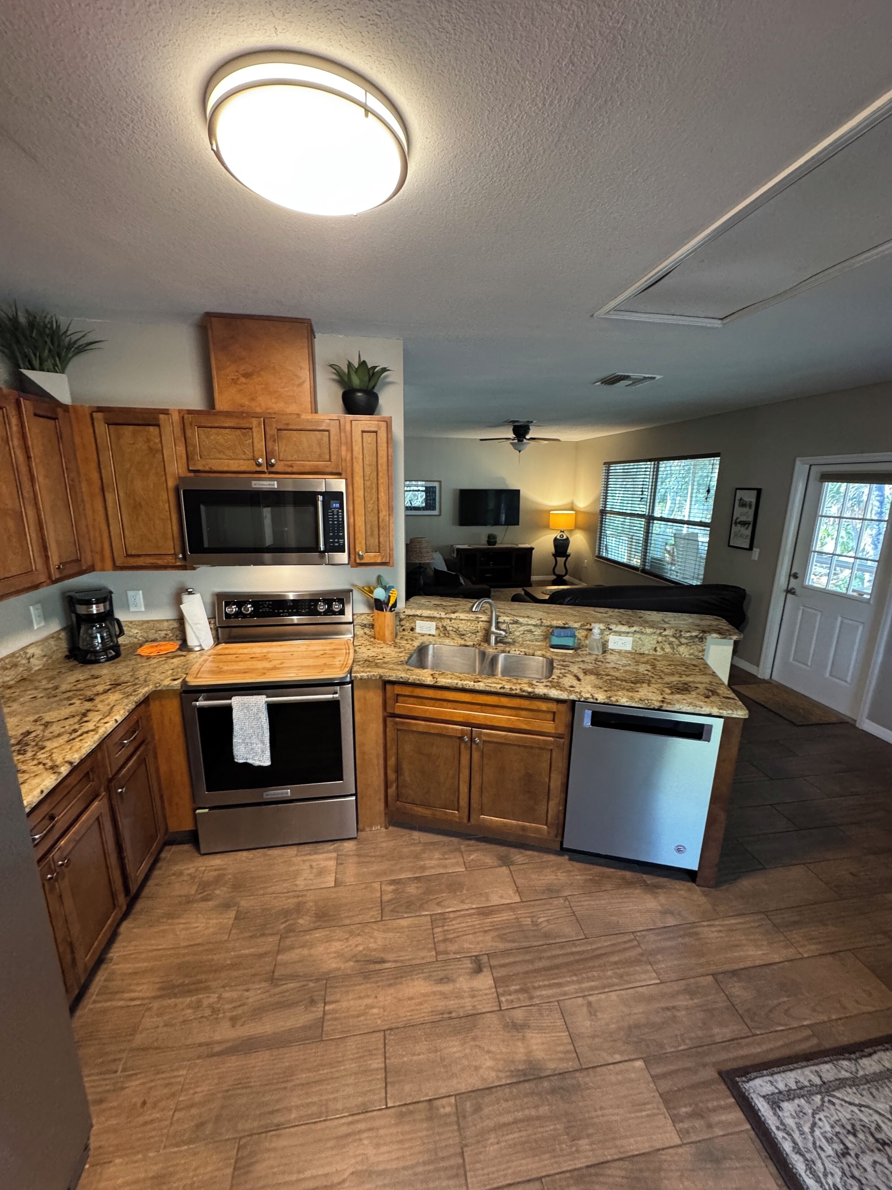 ثلاجة، ميكروويف، فرن، موقد طهي مسطح