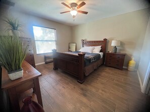 2 Schlafzimmer, Schreibtisch, BĂŒgeleisen/BĂŒgelbrett, Reisekinderbett