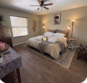 2 bedrooms, desk, iron/ironing board, travel crib - Hidden Spring Run • Elevated Views • 2 Kings • 75" Smart TV • kayaks • Game Rm (Spring Hill)
