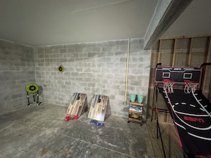 Una habitación con aro de baloncesto, tablones de madera y pared de ladrillo.