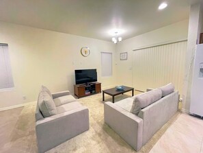 Living area - Cozy family home in woods of Flagstaff (Flagstaff)