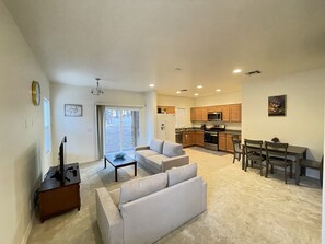 Living area - Cozy family home in woods of Flagstaff (Flagstaff)