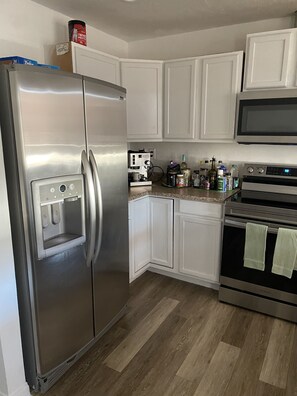 Geladeira, micro-ondas, fogão, cooktop