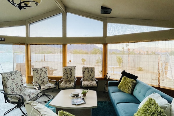 Smart-TV, Kamin, Bücher