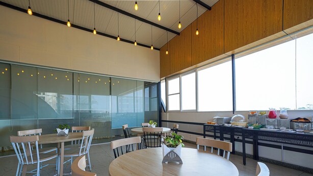 Terrace/patio - Olive Hotel Hebbal by Embassy Group (Bengaluru)