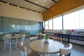 Terrace/patio - Olive Hotel Hebbal by Embassy Group (Bengaluru)