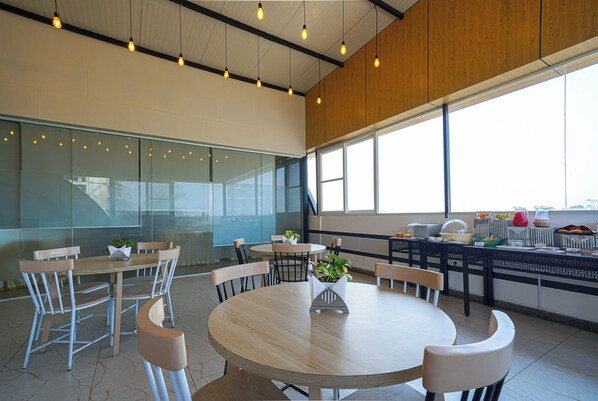 Terrace/patio - Olive Hotel Hebbal by Embassy Group (Bengaluru)