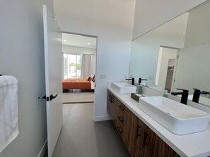 4 Schlafzimmer, Zimmersafe, Bügeleisen/Bügelbrett, kostenloses WLAN