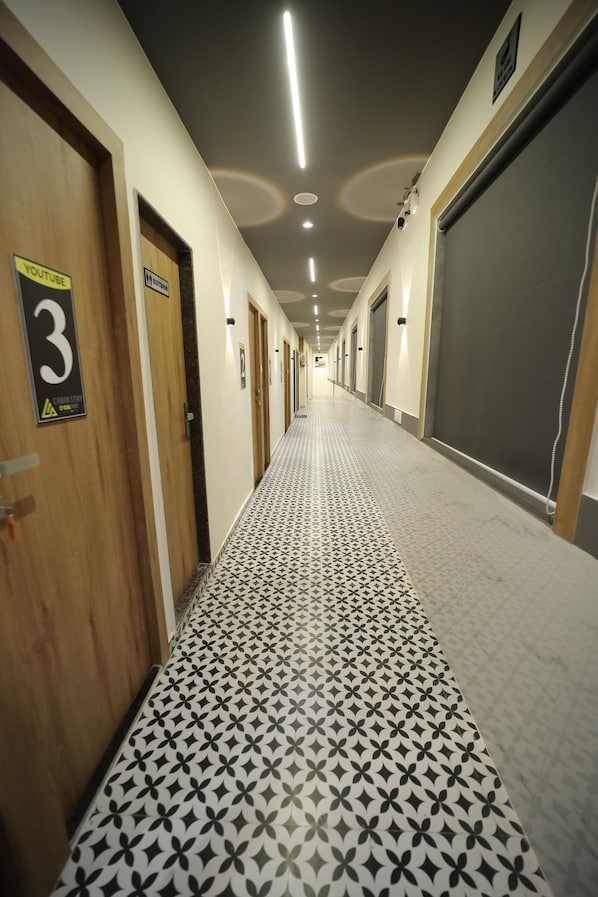 Deluxe Cabin | Memory foam beds, laptop workspace, free WiFi
