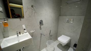 Deluxe Cabin | Bathroom | Shower, rainfall showerhead, towels