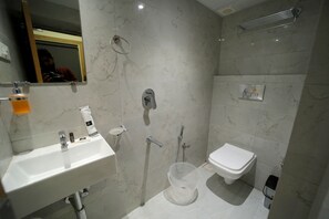 Hytte – deluxe | Bad | Dusj, regndusjhode og håndklær