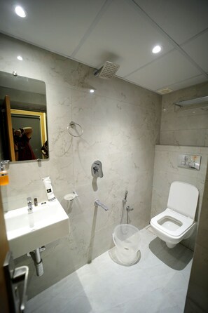 Deluxe Cabin | Bathroom | Shower, rainfall showerhead, towels