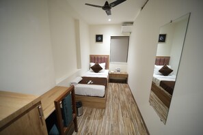 Kabin Deluks | Busa memori, ruang kerja ramah laptop, dan Wi-Fi gratis