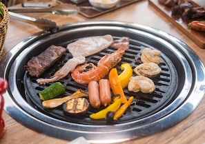 A variety of grilled foods on a grill. - GRAN CLASSE (Shimonita)