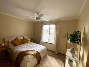 2 slaapkamers, een strijkplank/strijkijzer, gratis wifi, beddengoed