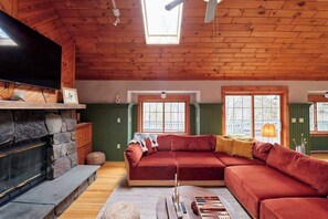 Een televisie, een open haard en een kantoor