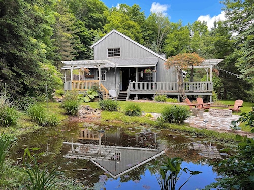 Designer Chalet with Hot Tub and Fire Pit