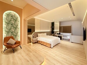 Superior-huone, 1 keskisuuri parisänky | Tallelokero huoneessa, työpöytä, pimennysverhot, ilmainen Wi-Fi