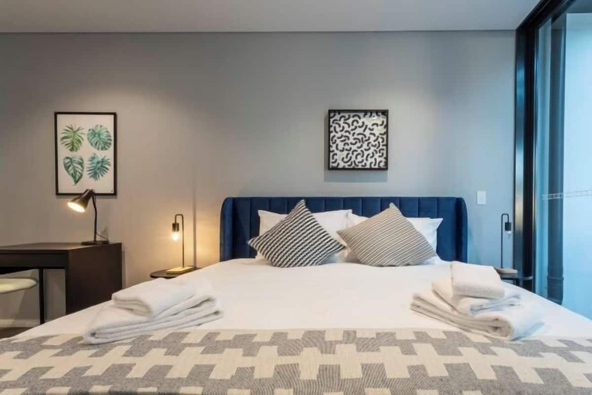 2 Schlafzimmer, individuell eingerichtet, Schreibtisch