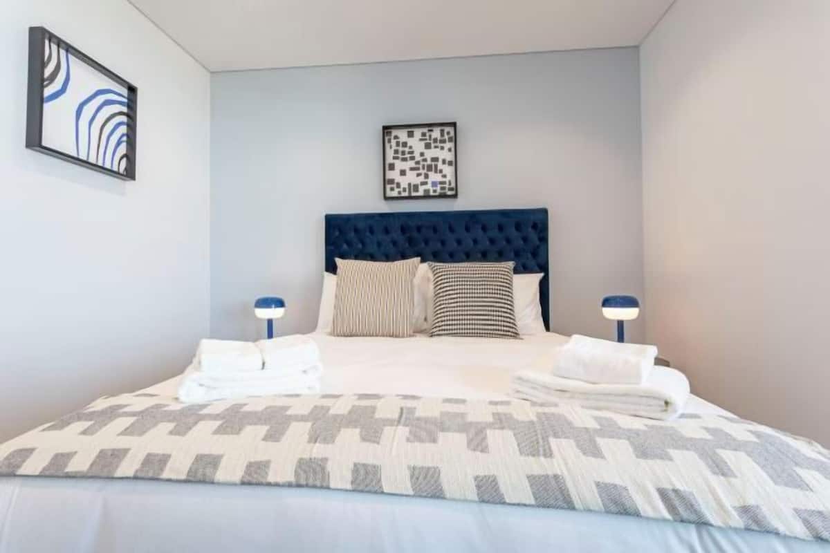 2 Schlafzimmer, individuell eingerichtet, Schreibtisch
