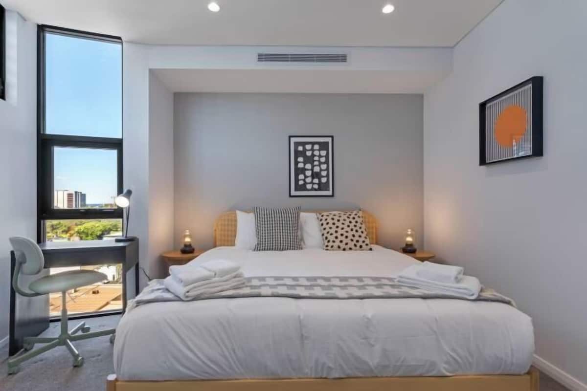 Escritorio, cortinas opacas, tabla de planchar con plancha y wifi gratis