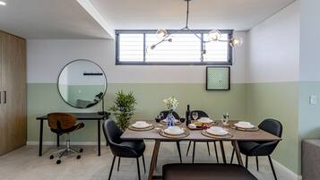 Premium Apartment, 3 Bedrooms, Sea View | Dining room