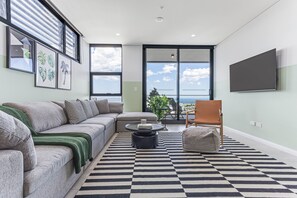 Leilighet – premium, 3 soverom, sjøutsikt | Oppholdsområde | En 55-tommers smart-TV med Parabol-TV