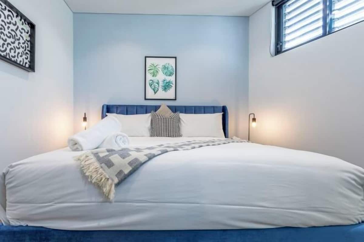 2 Schlafzimmer, individuell eingerichtet, Schreibtisch