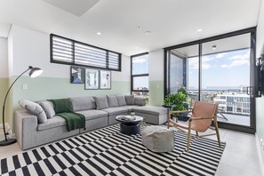Apartamento premium, 3 quartos, vista para o mar | Área de estar | Smart TV 55 polegadas com canais via satélite