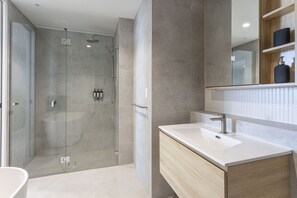 Apartamento Premium, 3 habitaciones, vistas al mar | Baño | Secador de pelo y toallas