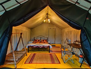 خزنة داخل الغرفة وستائر تعتيم