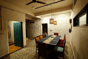 منطقة تناول الطعام للأسر