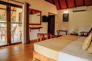 Quarto luxo, 1 quarto, para não fumantes, vista para o lago | Roupas de cama premium, escrivaninha, espaço de trabalho para notebook