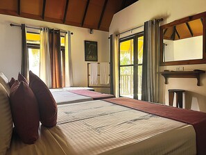 Deluxe kamer, 1 slaapkamer, niet-roken, uitzicht op meer | Luxe beddengoed, een bureau, een laptopwerkplek, geluiddichte muren