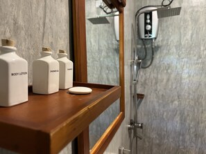 Deluxe kamer, 1 slaapkamer, niet-roken, uitzicht op meer | Badkamer | Een douche, gratis toiletartikelen, handdoeken, zeep
