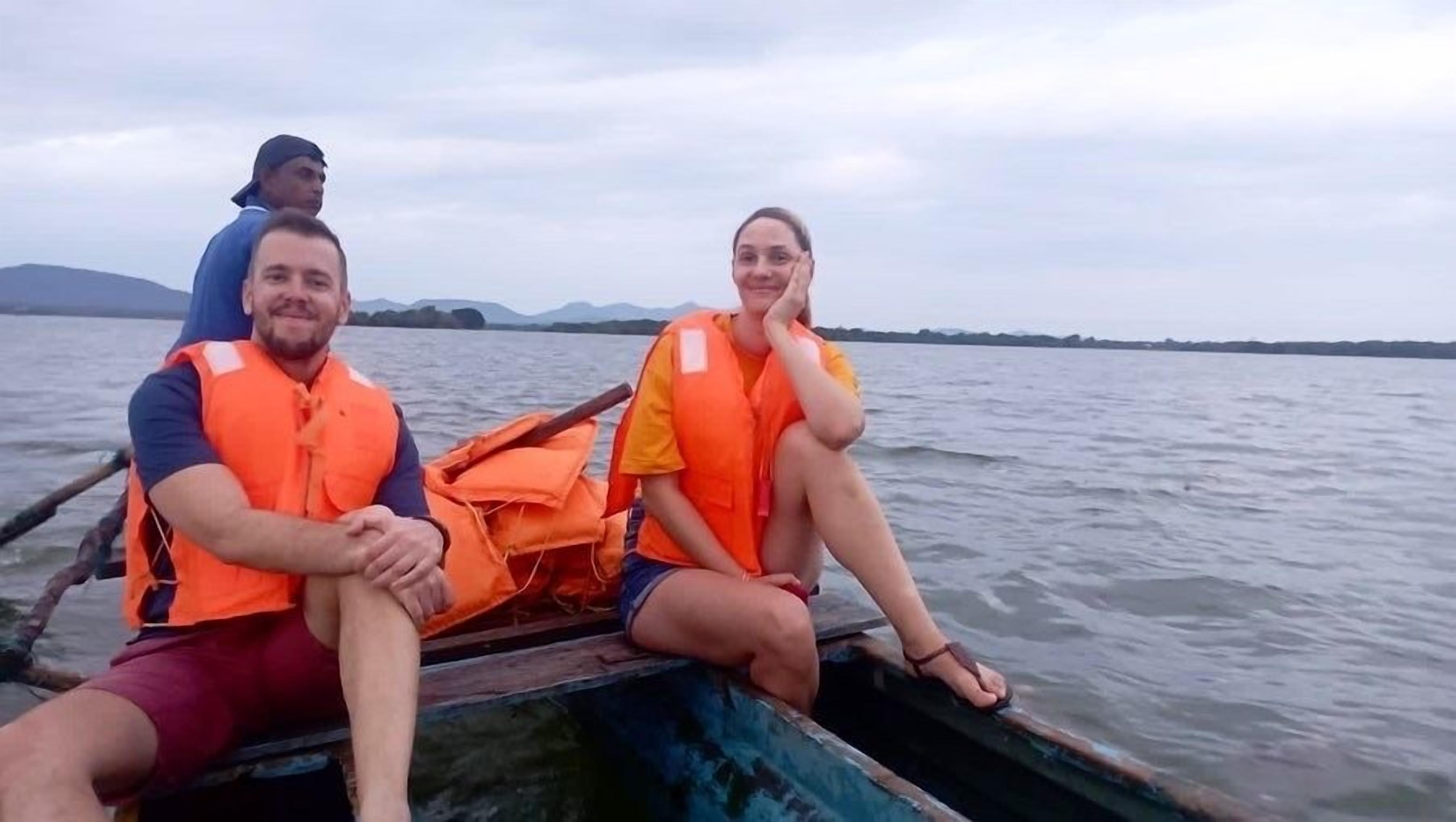 Tres personas en un bote, usando chalecos salvavidas.